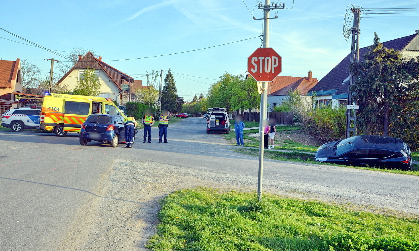 Nem állt meg a STOP-táblánál - árokba pördítette a Renault-t egy Toyota Szombathelyen