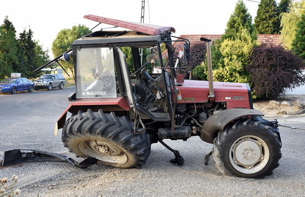 A kerekere állított Belarus traktor