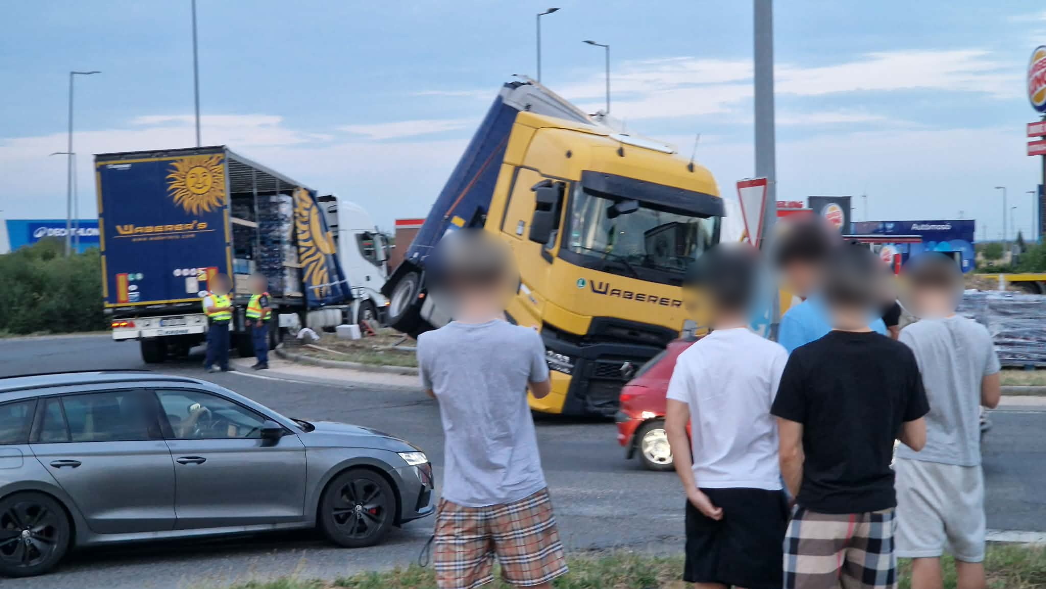 Megcsúszott a vizes úton és Alfa Romeo-t perdített a körforgalomba berobogó Renault kamion Szombathelyen