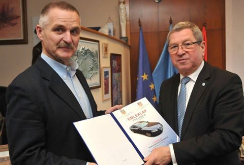 Filó László emléklapot vesz át dr. Puskás Tivadartól (Fotó: Puskás Tivadar facebook oldala)