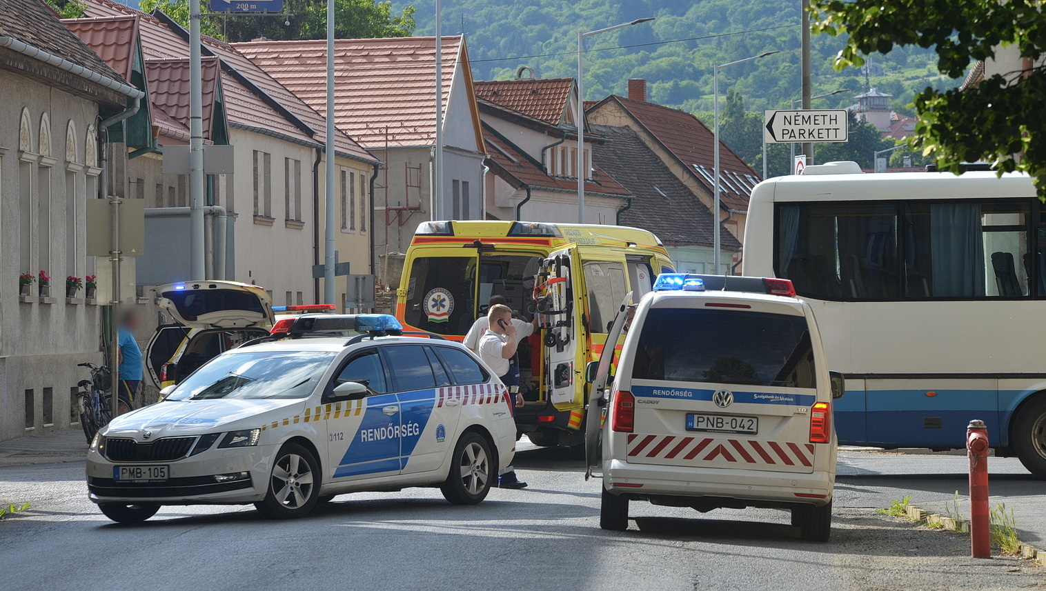 Busz alá csúszott és életveszélyesen megsérült egy motoros Kőszegen – mentőhelikopter érkezett