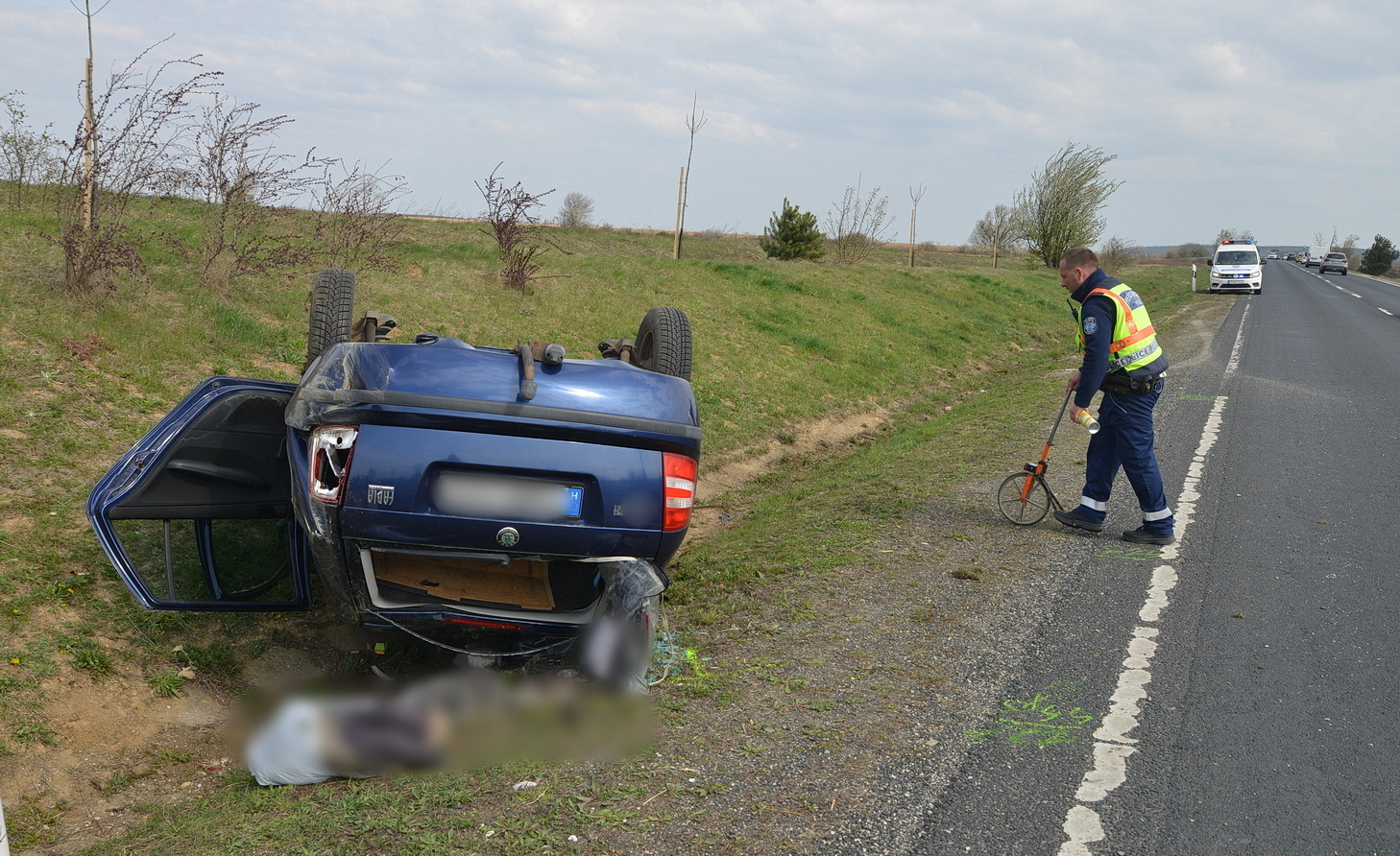 Felborult egy Skoda a 89-es főúton