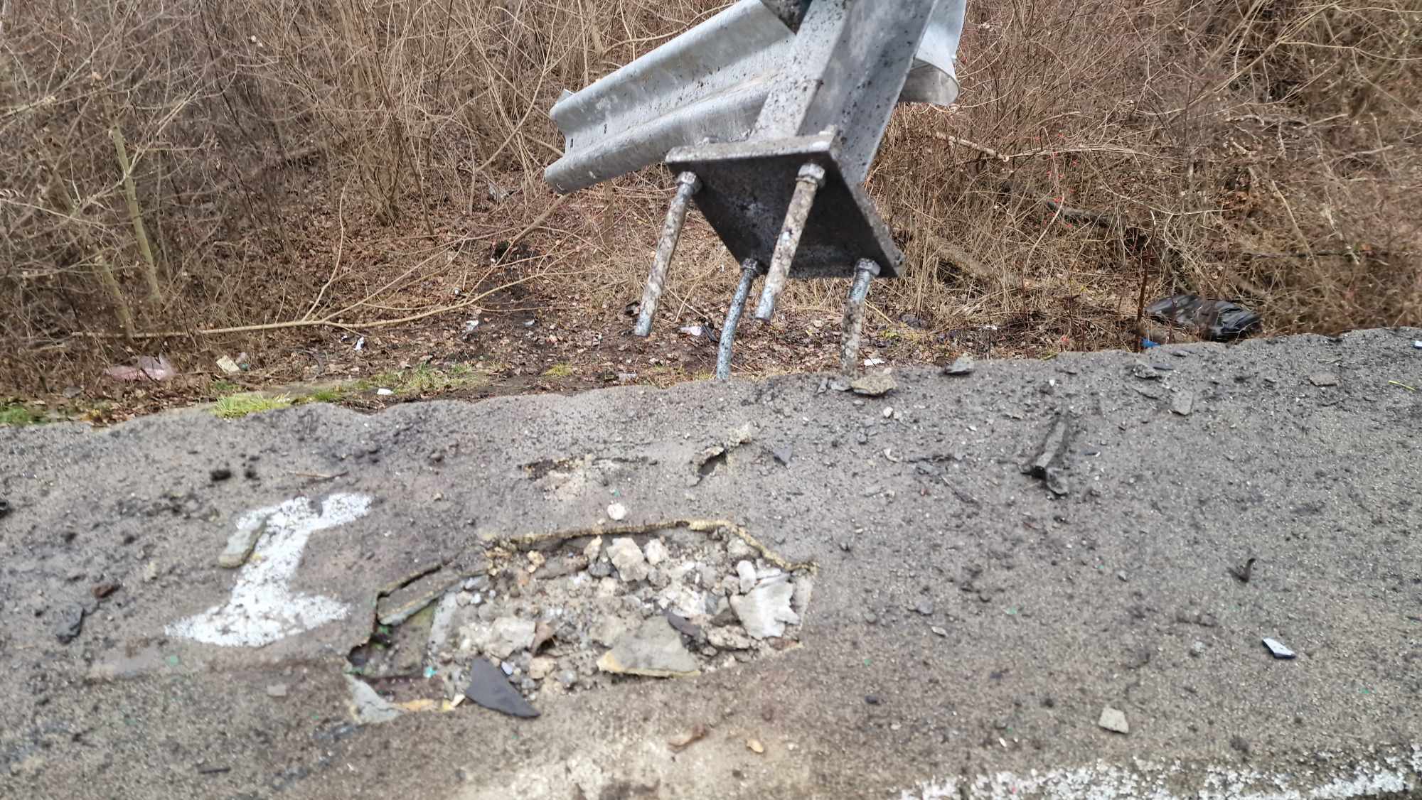 Halálos baleset a 8-ason - szalagkorlátnak csapódott és a mélybe zuhant egy Citroen