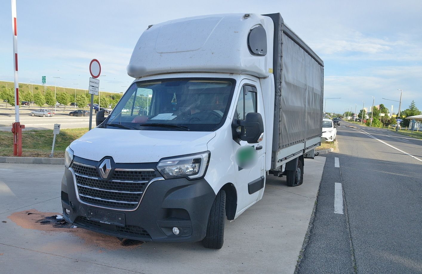Terelőszigeten hajtott át és megrongálódott egy Renault kisteherautó Szombathely határában