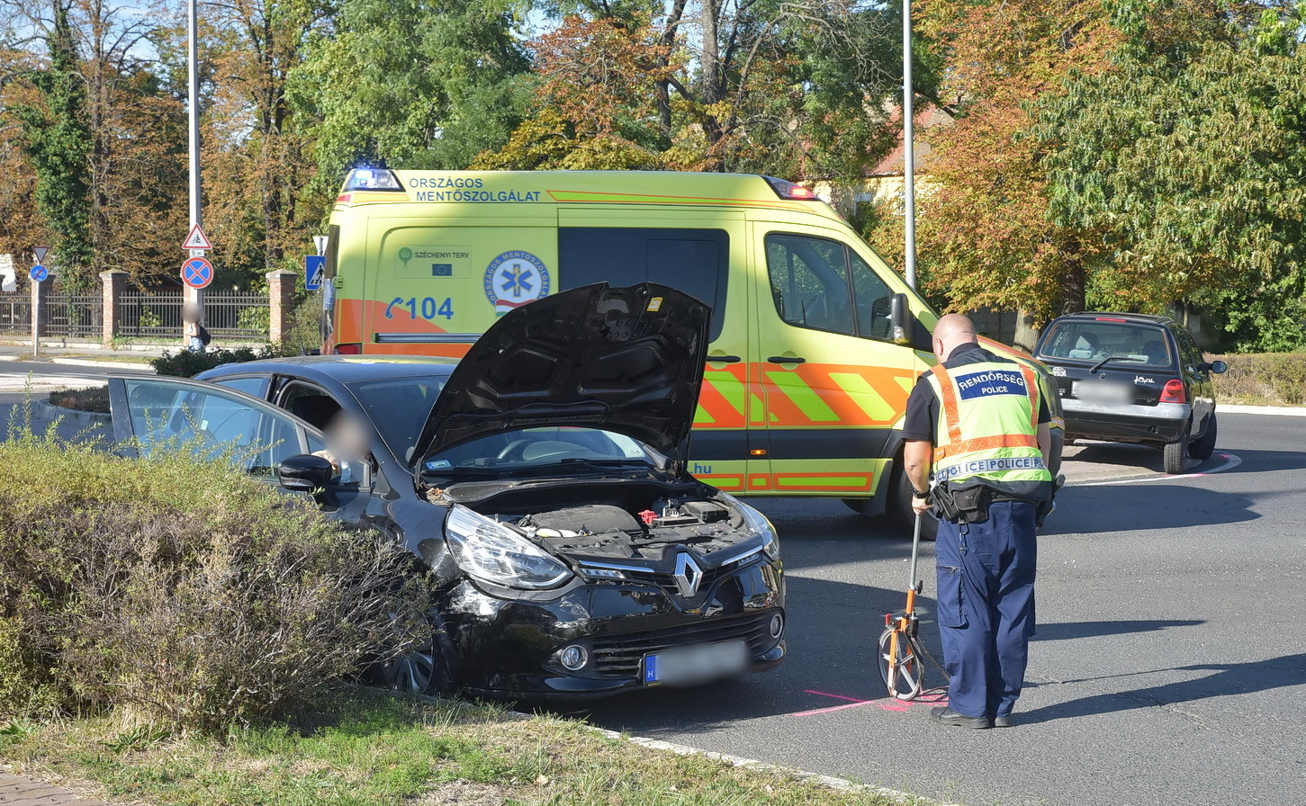 Két Renault koccant körforgalomban - nagy torlódást okozott az iskola előtt történt baleset