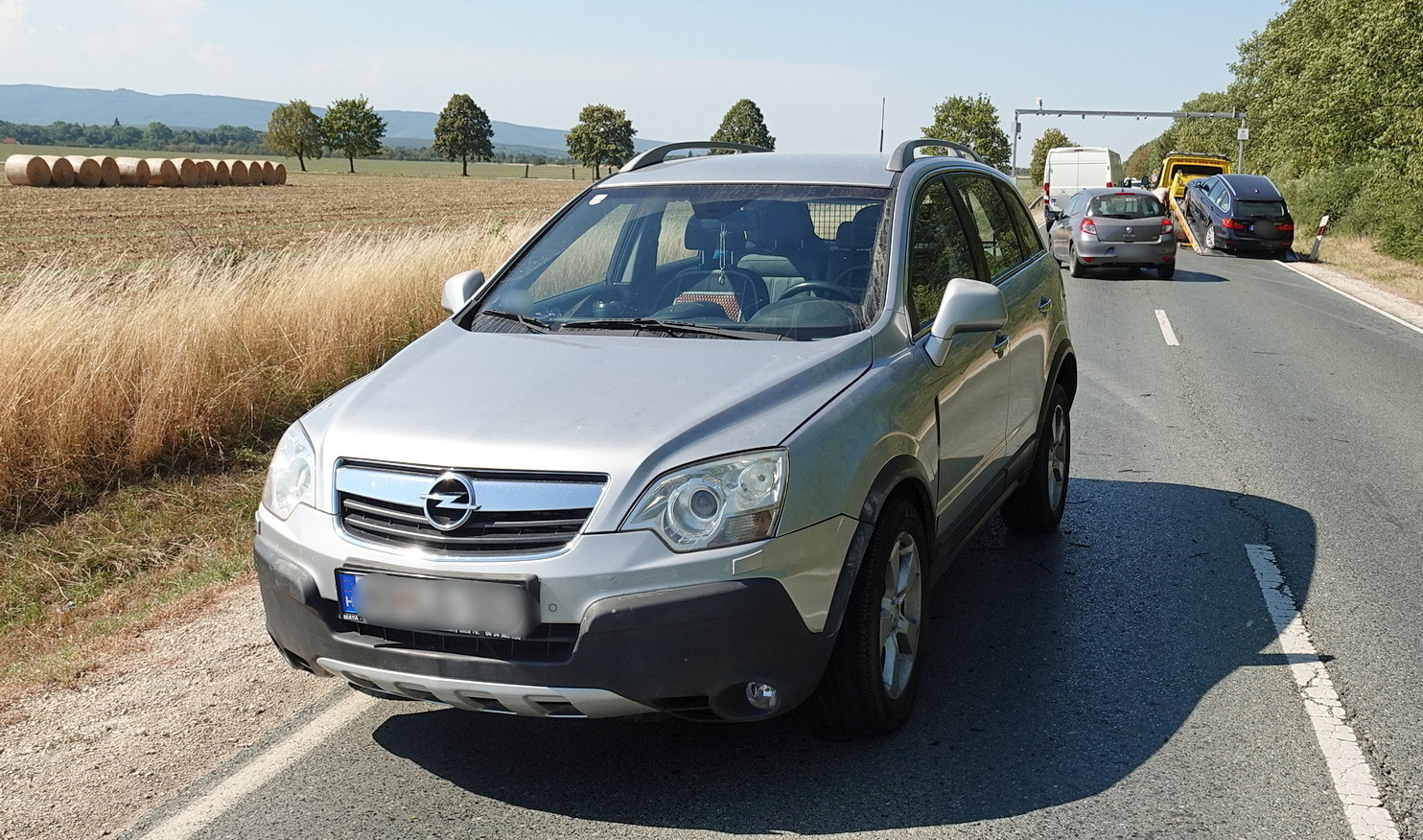 Áttért a felezővonalon és BMW-vel ütközött egy Opel a 87-es főúton - később rosszul lett a melegben az okozó