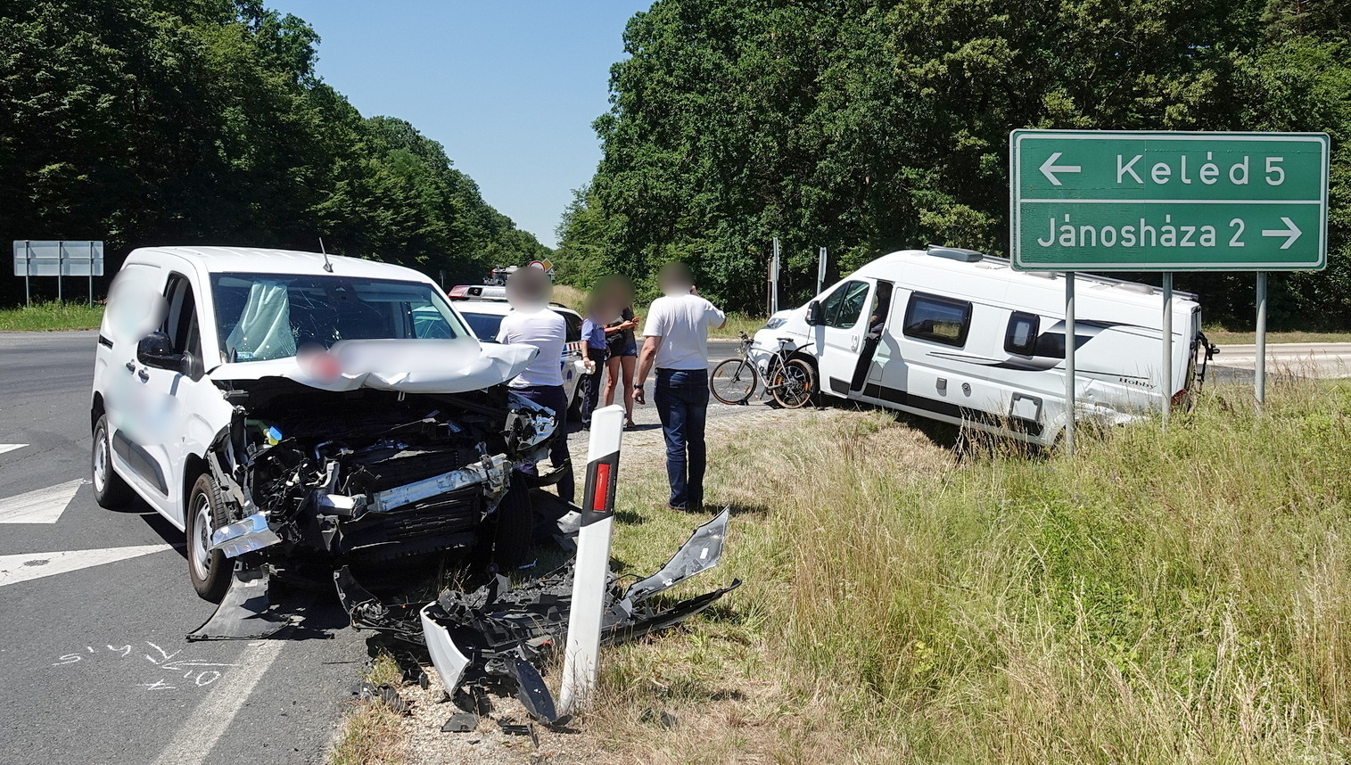 Citroen lakóautó hajtott Toyota furgon elé a 84-es főúton, a kelédi elágazóban