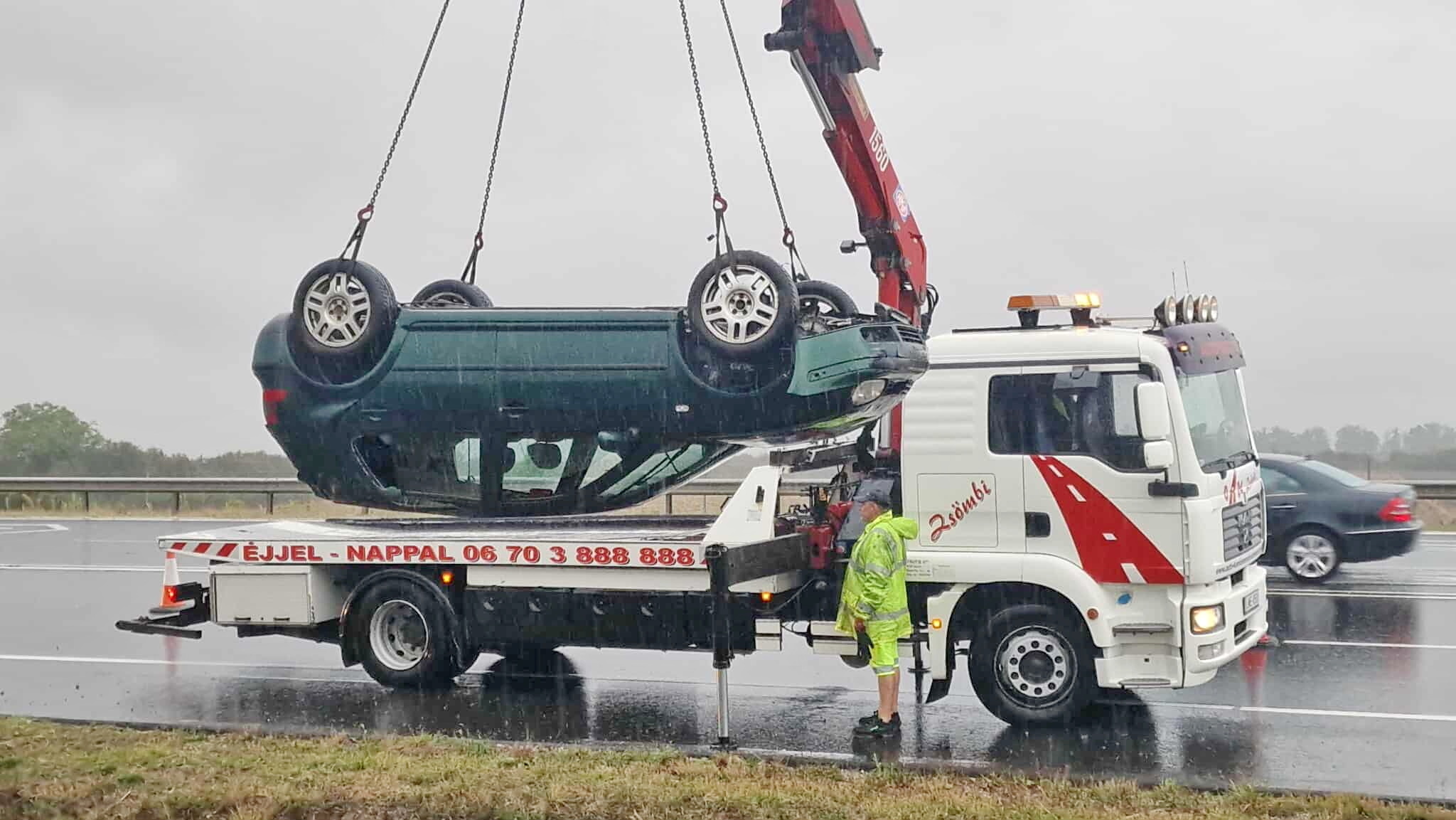 Kisodródott és felborult egy VW az M86-os autóút mellett, a 87-es főút kihajtójánál