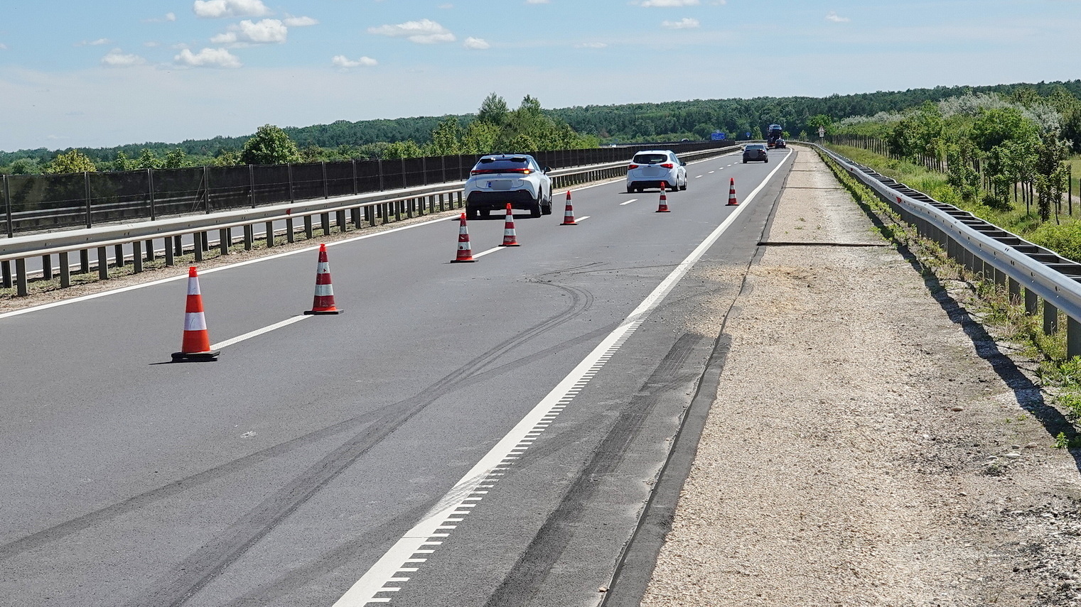 Defekt miatt pördült meg egy BMW az M86-os autóúton, Vát közelében