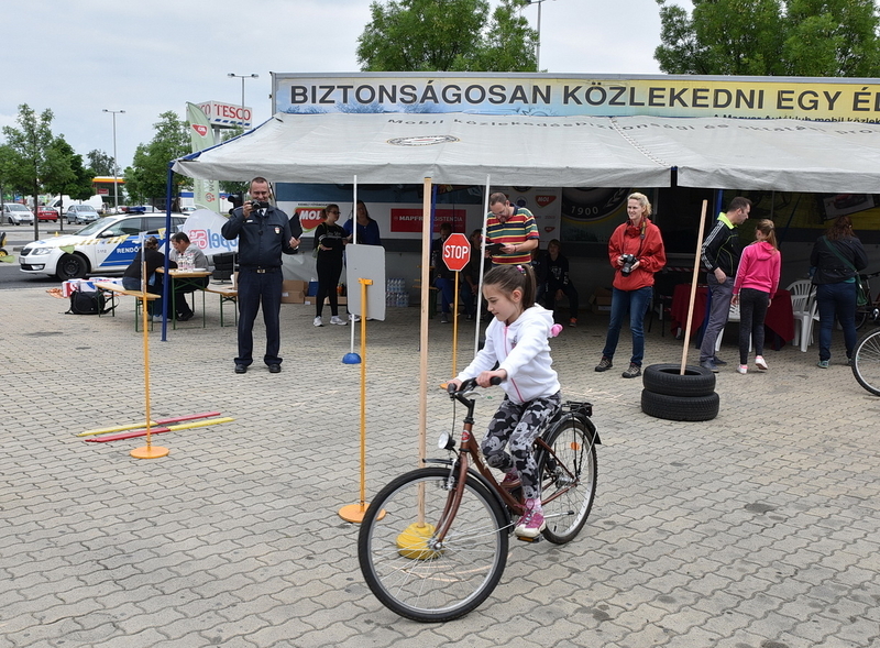 Közlekedik a család