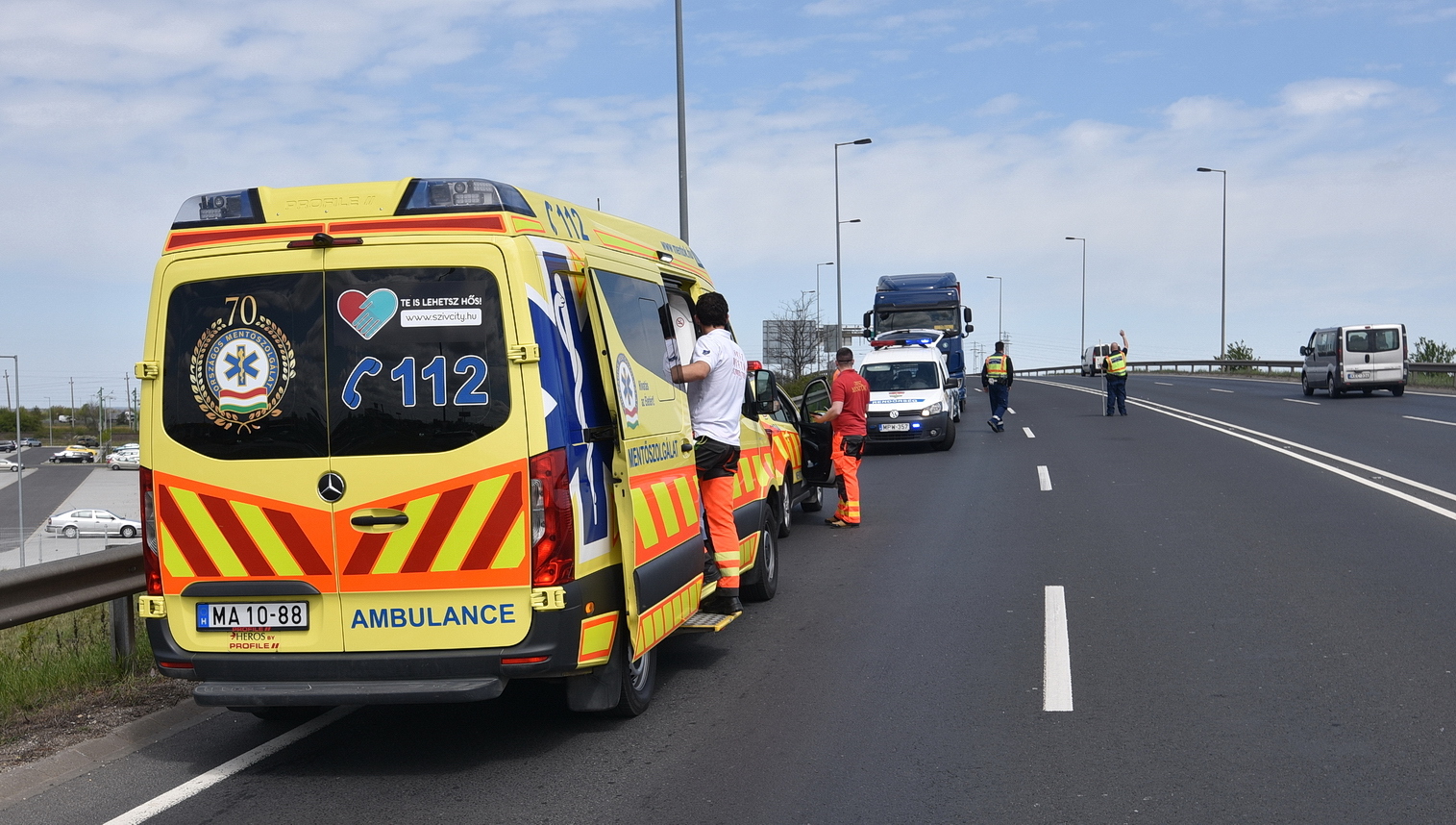 Az Audi vezetőjét a mentők kórházba szállították