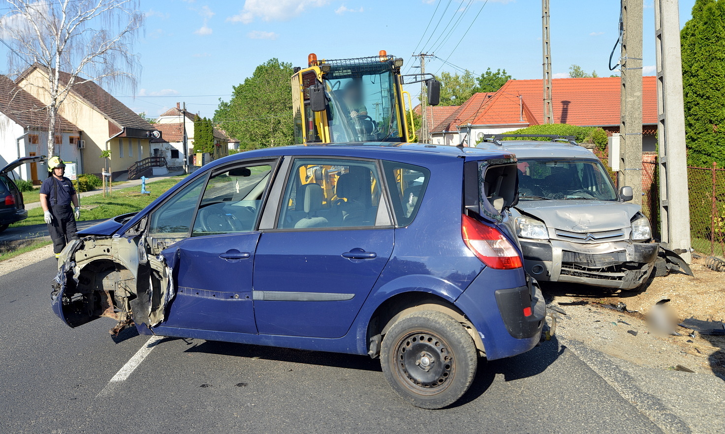 Citroen hajtott parkoló Renaultba a 834-es főúton, Nagysimonyi belterületén
