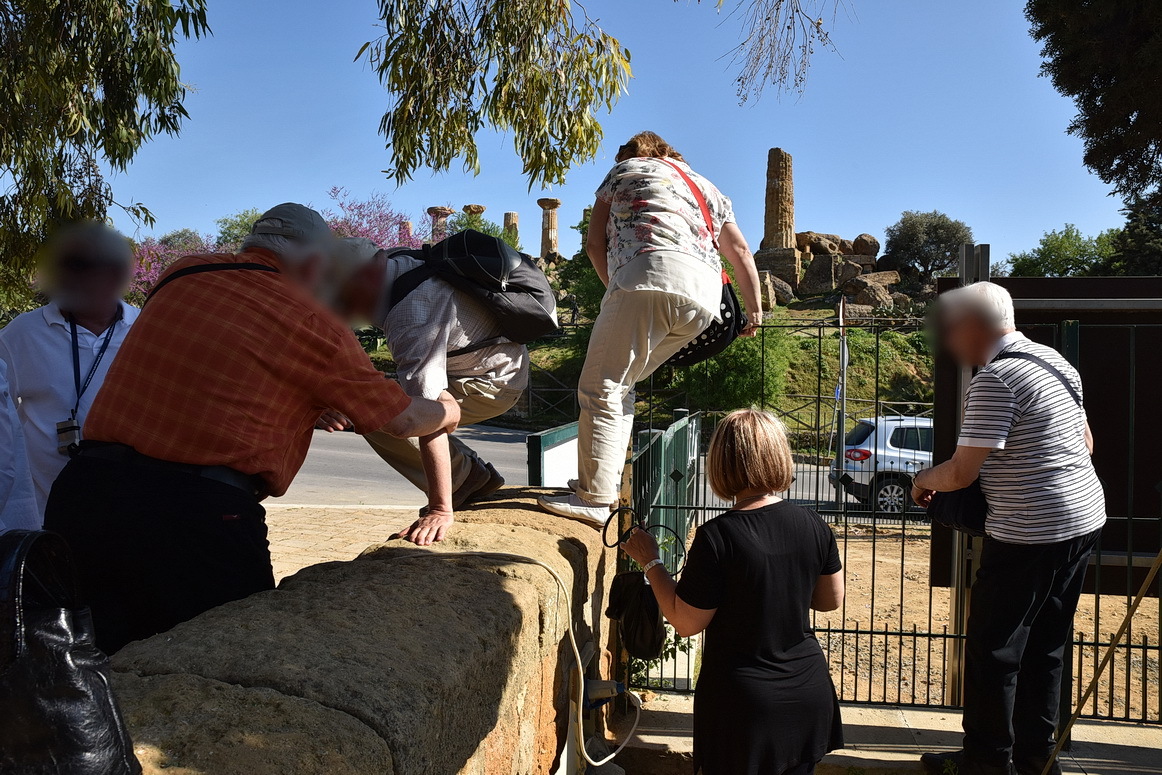 Magyar turisták másznak ki a templomok völgyéből