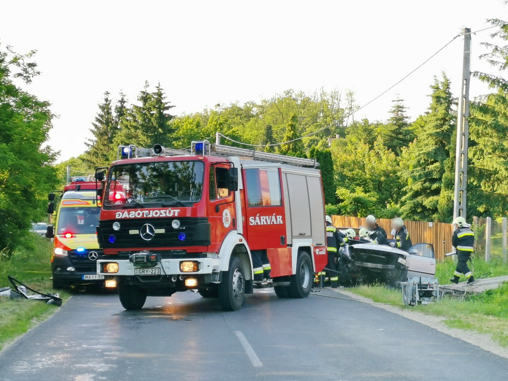 Tűzoltók szabadítják ki a sérültet Sárváron - darázs elhessegetése miatt történhetett a baleset