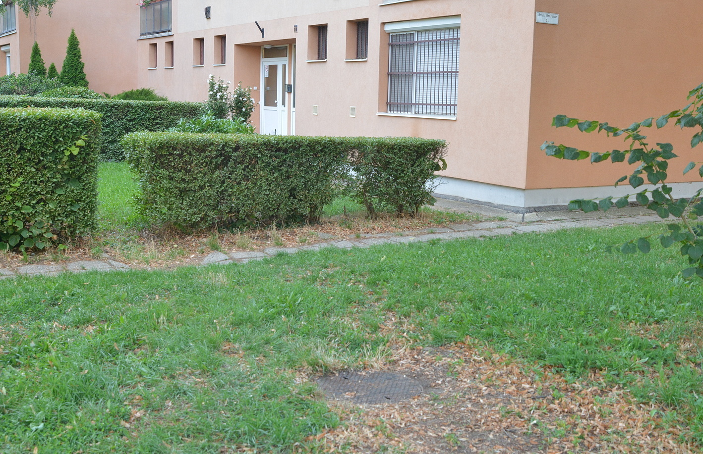 Látszólag minden rendben volt az aknafedéllel, de elbillent a férfi alatt