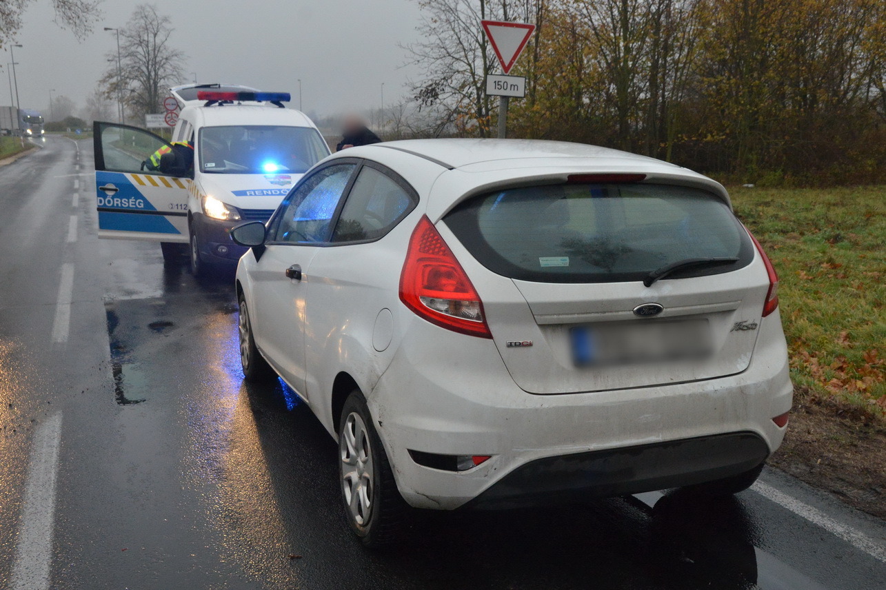 Ráfutásos baleset esőben a 87-es főúton