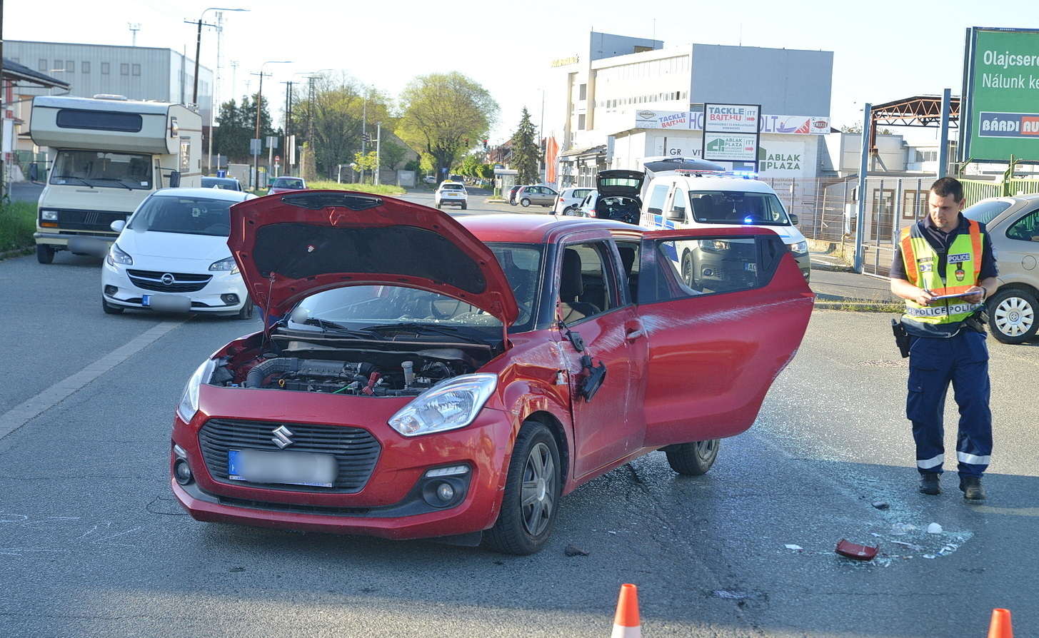 Felborította a Suzukit egy figyelmetlenül megforduló sofőr Opelja Szombathelyen - ismeretlenek a kerekeire állították az autót a rendőrség kiérkezése előtt