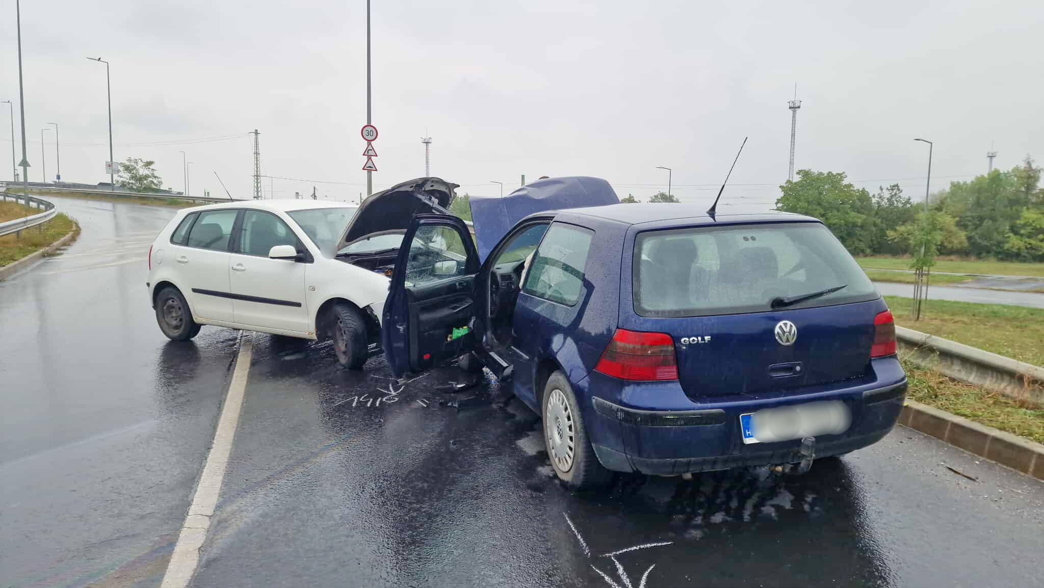 A felüljárón történt baleset részletei - két VW ütközött Szombathelyen
