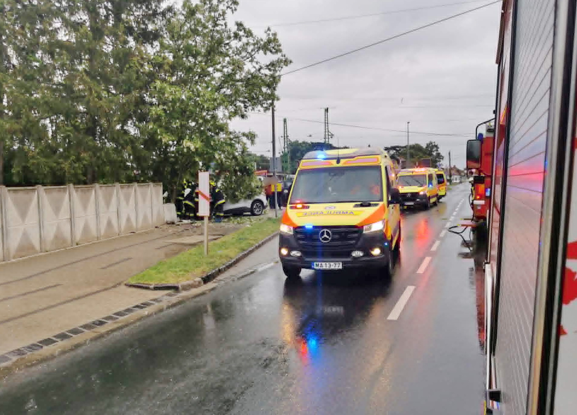 Nagy rombolást végzett egy Audi - a gázra lépett a fék helyett a sofőr