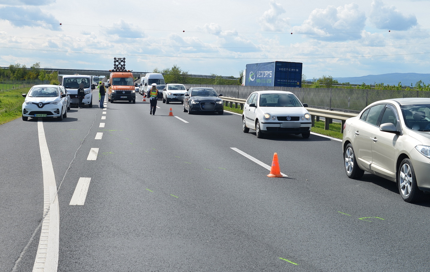Megpördültek az autók az M86-oson – Ford és Audi ütközött Vép közelében