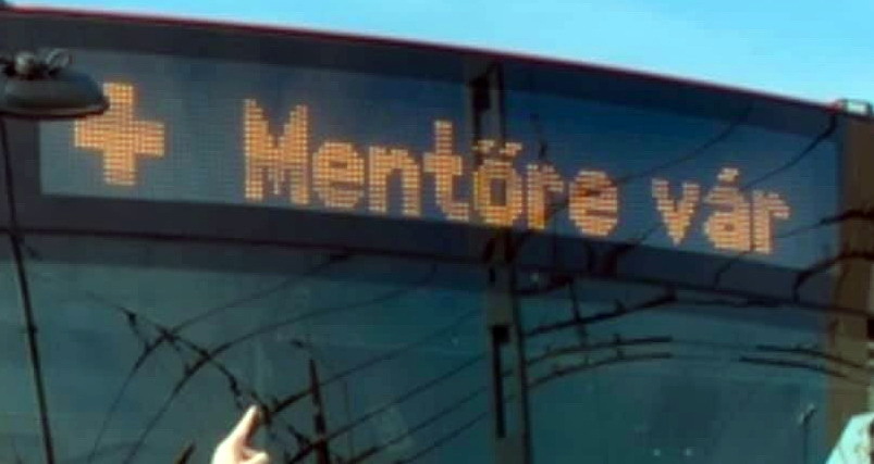 Mentőre vár - új tájékoztató felirat a BKK járatain