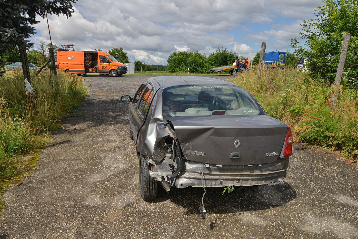 A vétlen sofőr autója, miután kitolatott a kukoricatáblából