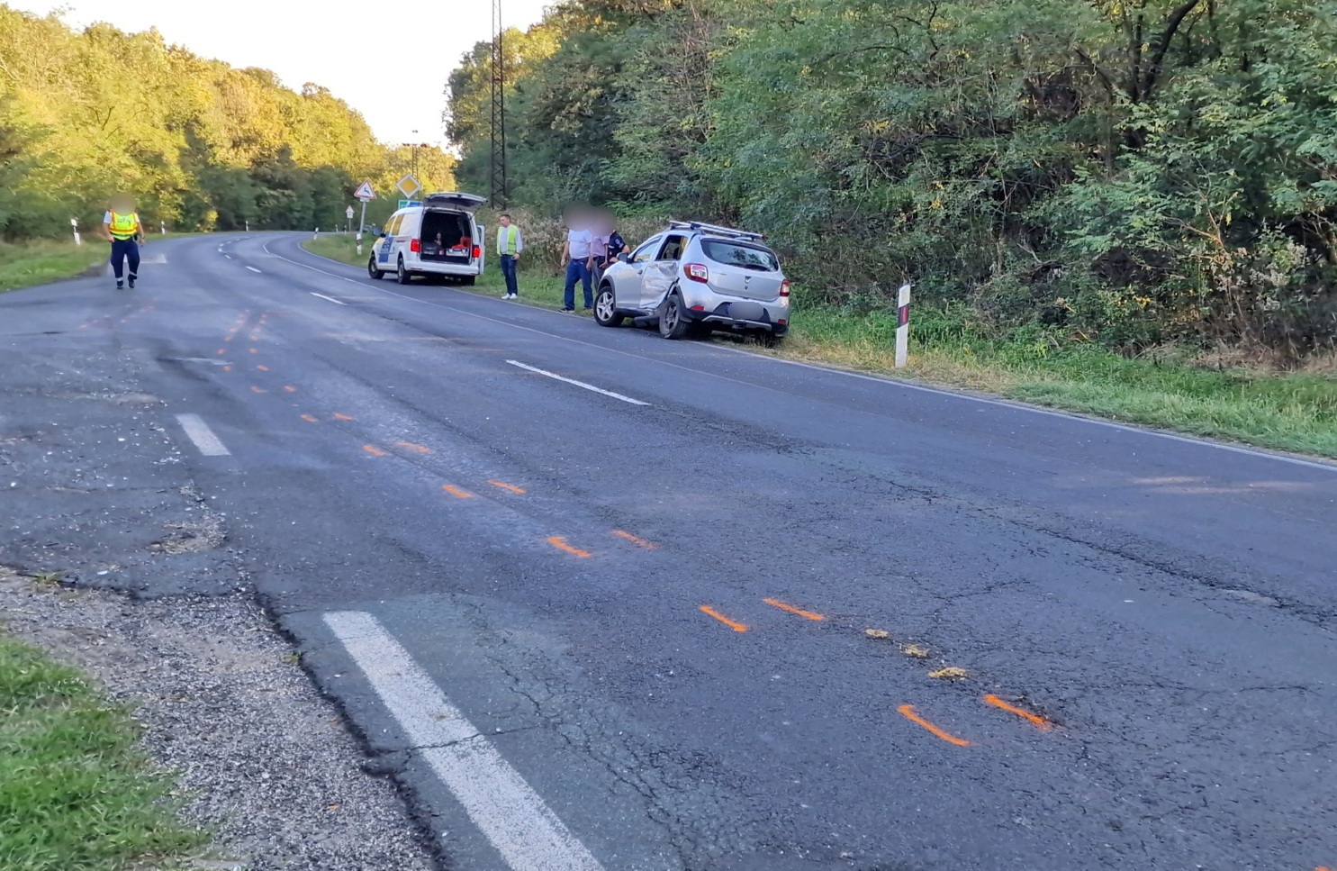 Bikákat szállító Iveco elé hajtott egy Dacia a 84-es főúton, a gércei elágazónál