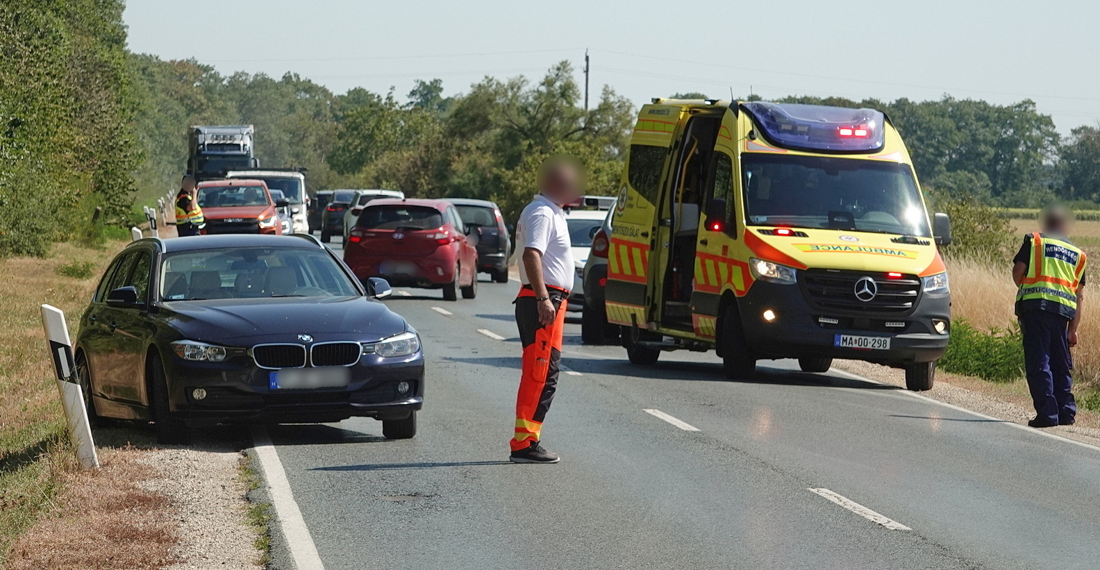 Áttért a felezővonalon és BMW-vel ütközött egy Opel a 87-es főúton - később rosszul lett a melegben az okozó