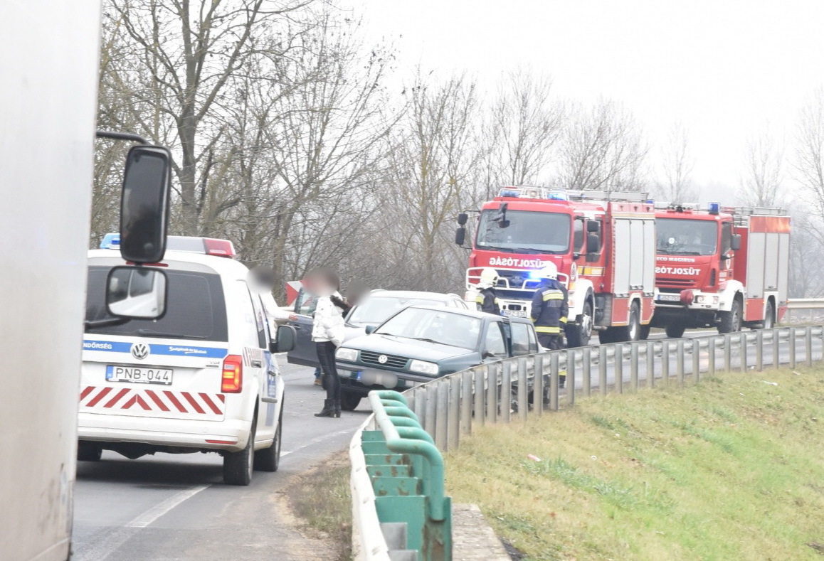 Összeütközött három autó a 8-as főút Körmend és Csákánydoroszló közötti szakaszán