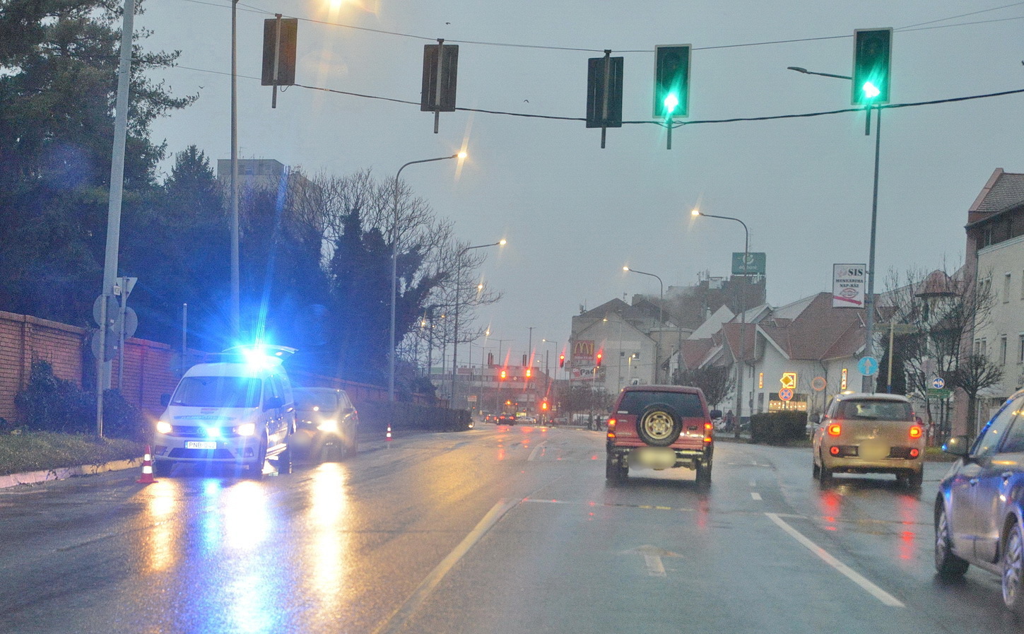 Ford hátuljának ütközött egy Volvo Szombathelyen - elhagyta a helyszínt az okozó