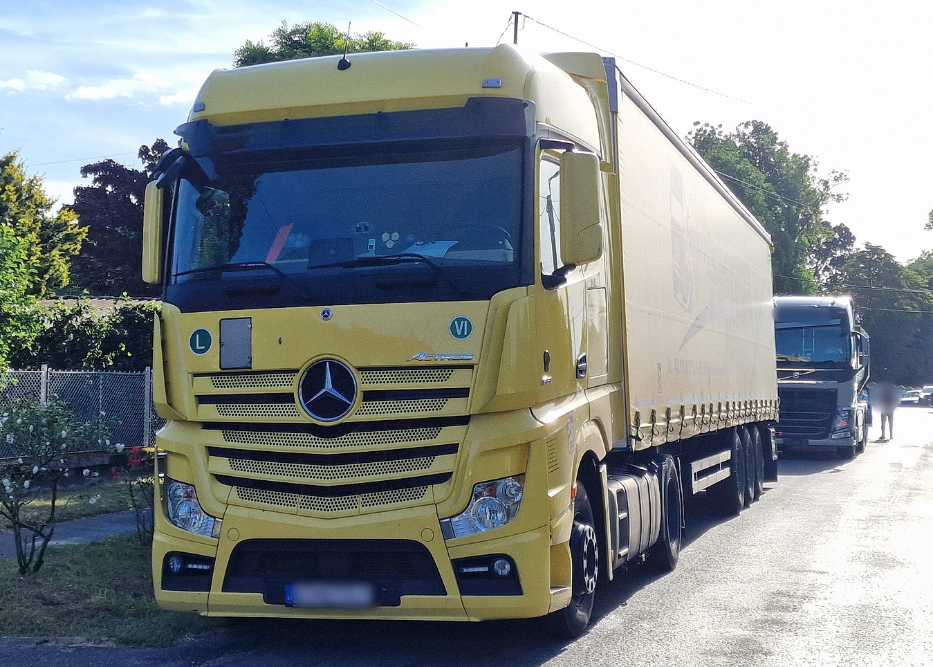 A szlovák rendszámú kamion forgalmi okból állt meg a 86-os főúton, a mögötte érkező ezt későn vette észre