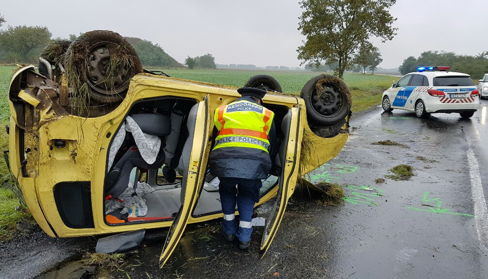 Két kisgyerekkel borult árokba előzés után a Suzuki