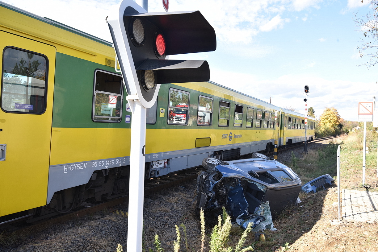 Vonat elé hajtott egy Suzuki Kőszeg közelében - Fotó: Tánczos Mihály