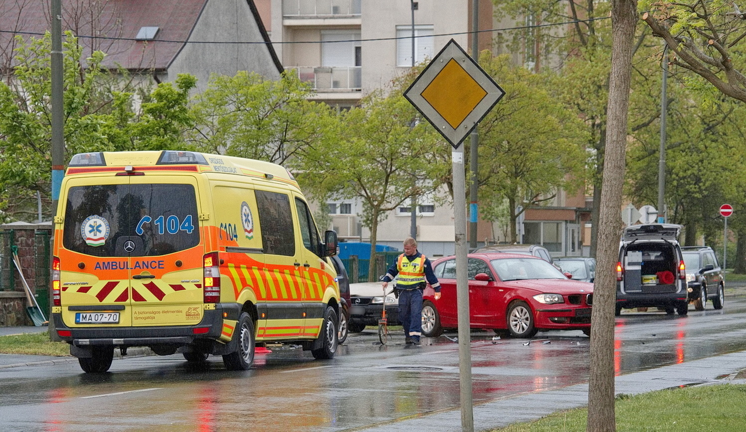 Megcsúszott és parkoló autókat tört össze egy BMW Szombathelyen Fotó: Olvasó