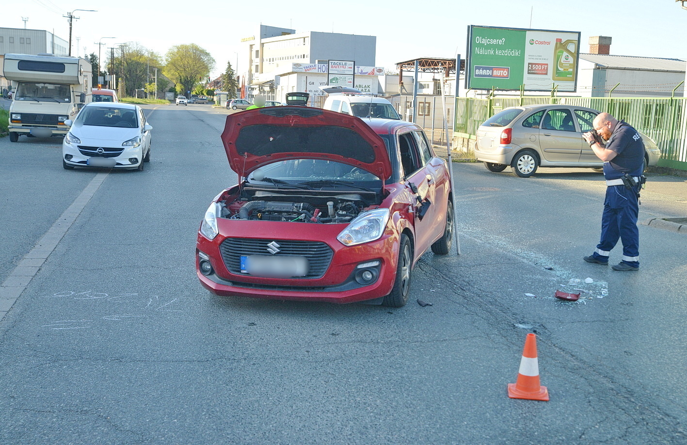 Felborította a Suzukit egy figyelmetlenül megforduló sofőr Opelja Szombathelyen - ismeretlenek a kerekeire állították az autót a rendőrség kiérkezése előtt