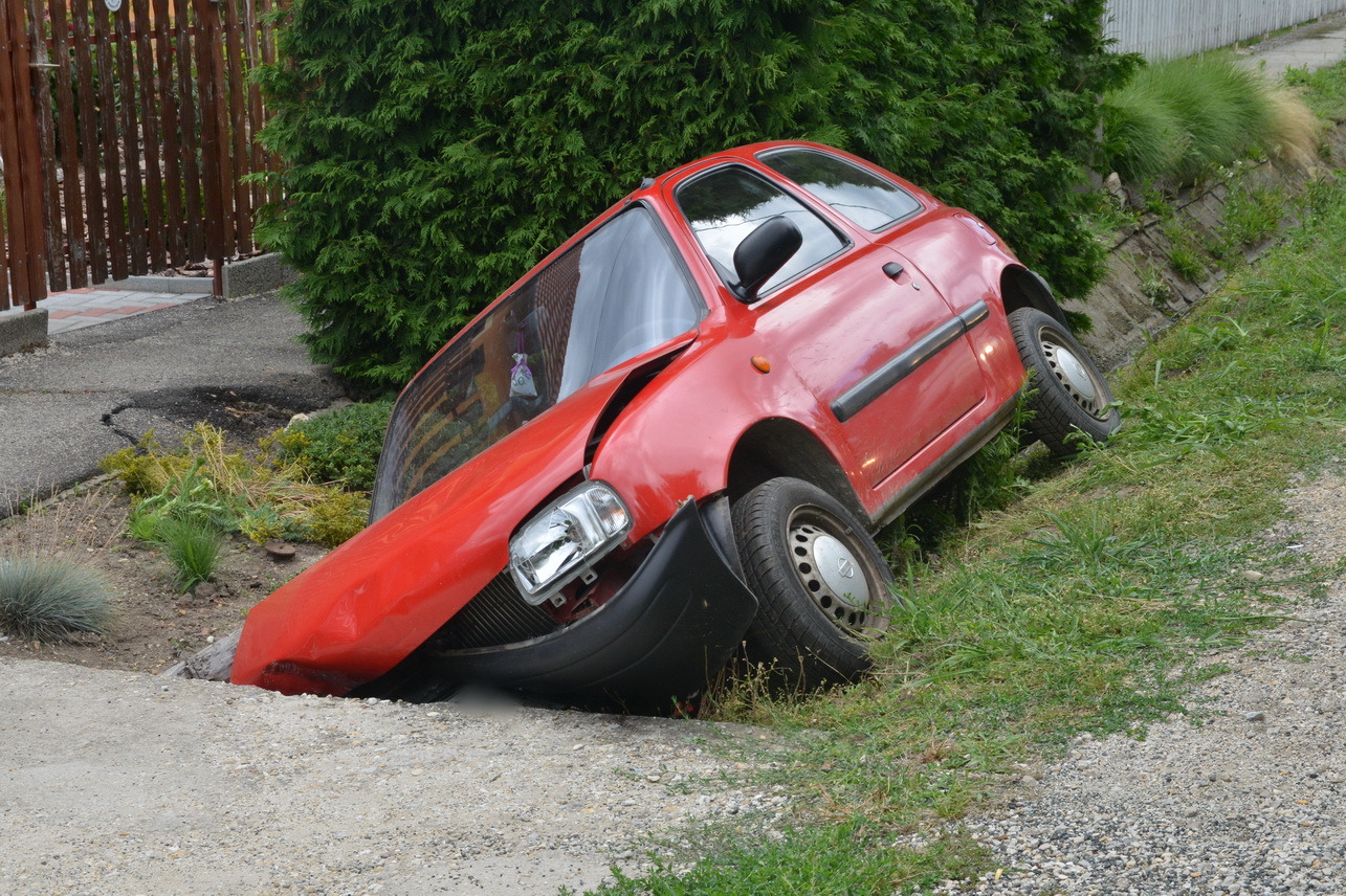 Árokba hajtott egy Nissan Ölbőn