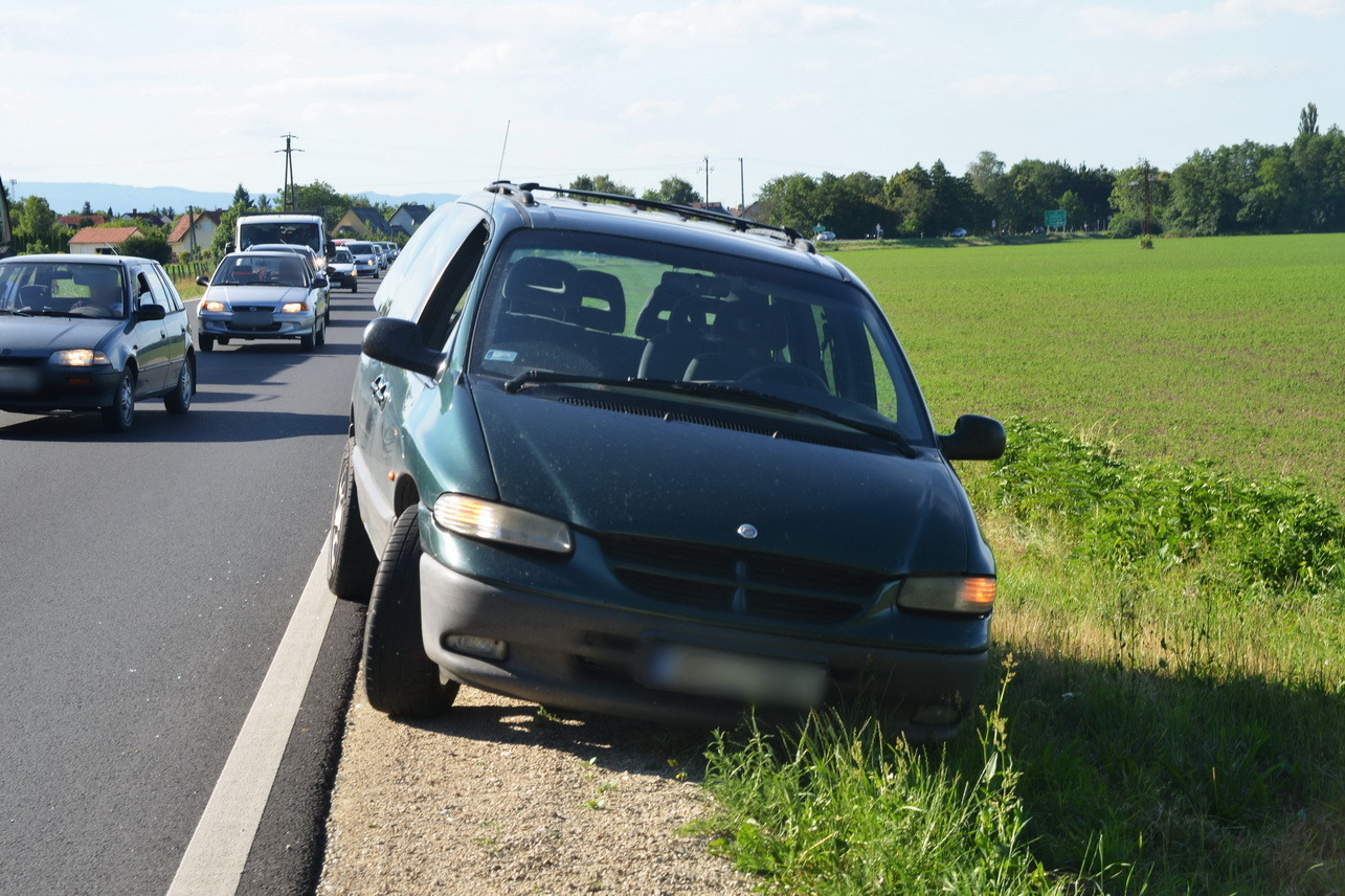 A vétlen jármű vezetője eredt a balesetet okozó teherautó után Kisunyomnál
