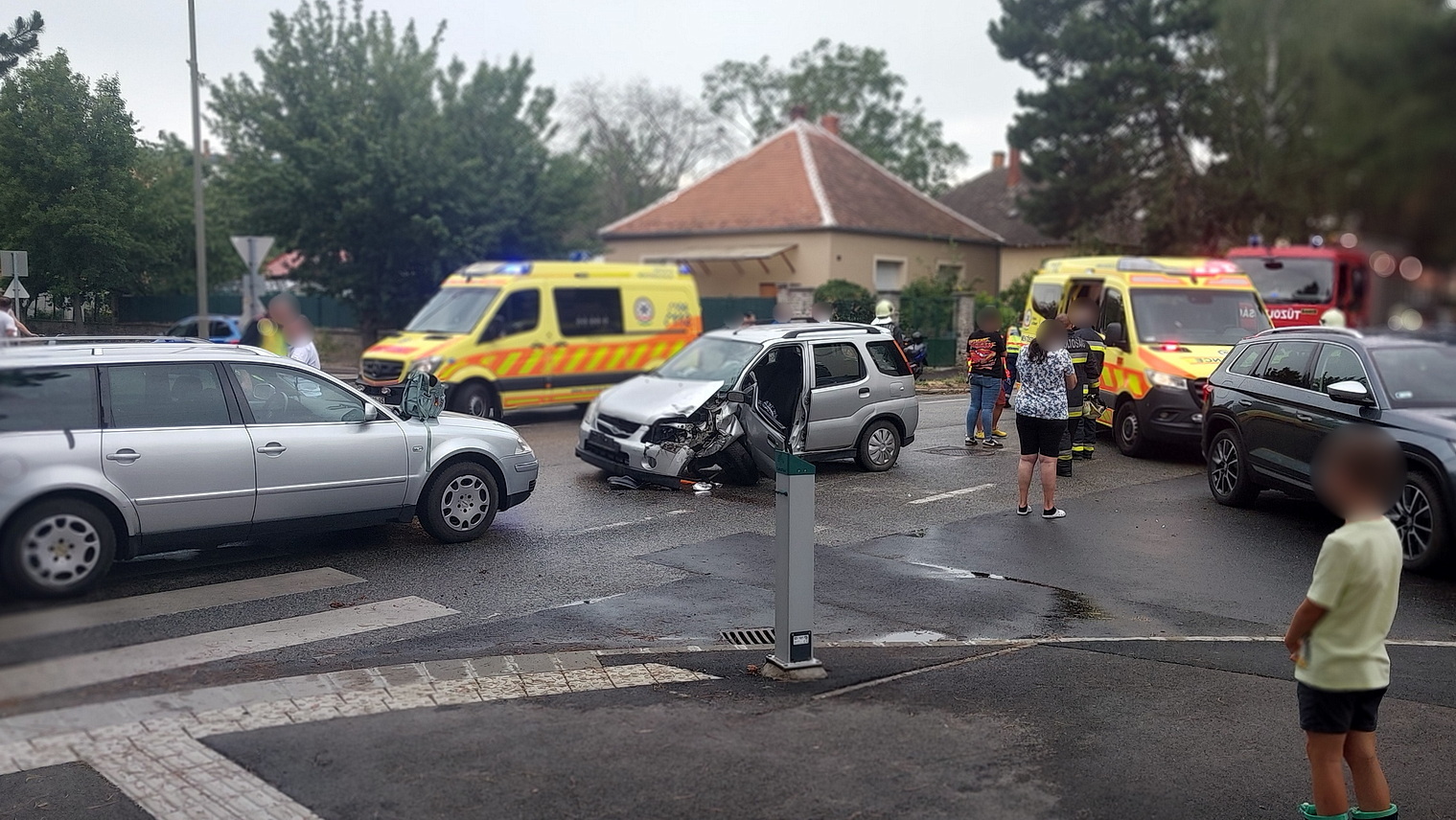 Elvesztette az eszméletét a Suzuki vezetője Kőszegen - két autóval ütközött a járműve Fotó: Olvasó
