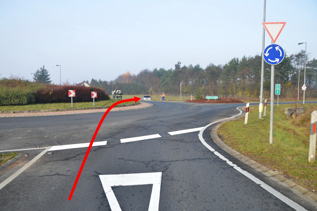 Lámpaoszlopot döntött, árokba hajtott egy Mercedes Szombathely és Sé között