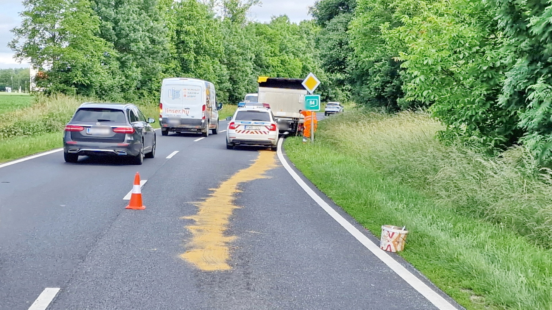 Újabb ráfutásos baleset Sajtoskálnál - balra kanyarodó Fordnak ütközött egy Ford kisteherautó