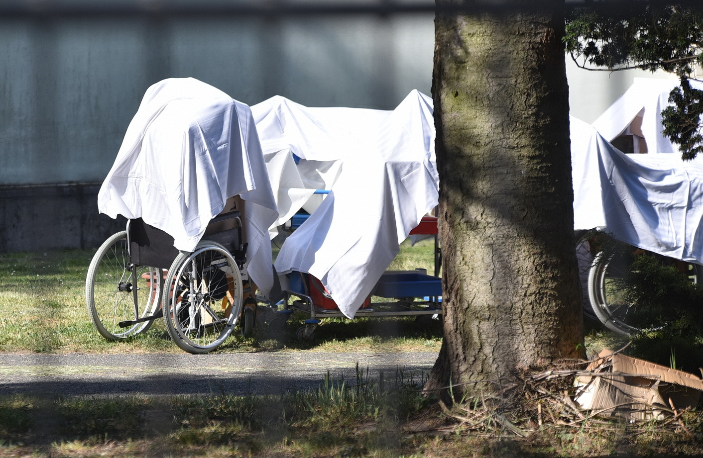 Eszközök a kastély előtt