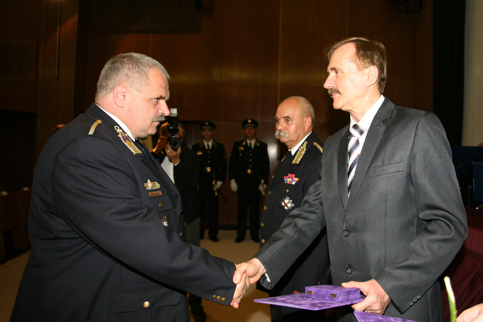 Török János elismerést vesz át