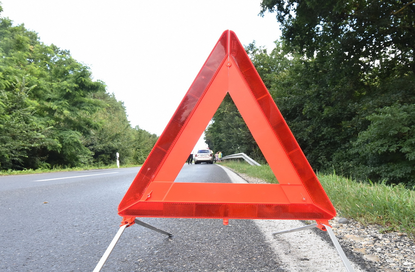 A megfelelő távolságra kitett elakadásjelző háromszög időben figyelmezteti a sofőröket a veszélyre