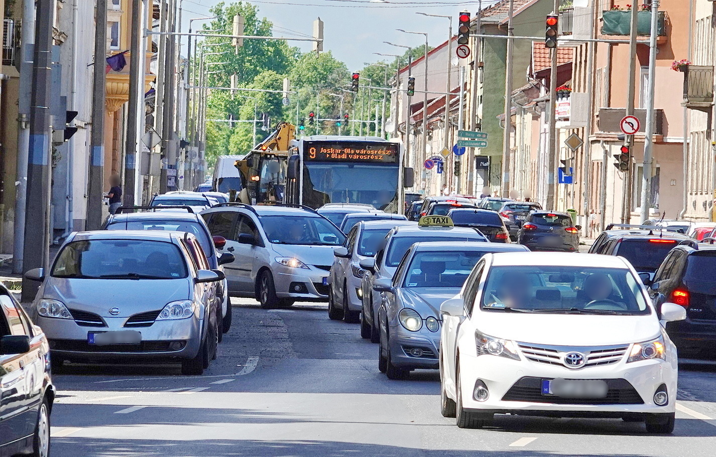 Jelzőlámpának lökött egy Daewoo-t egy Volvo Szombathelyen - nagy torlódást okoztak az elsötétülő forgalomirányító eszközök - Fotó: KP
