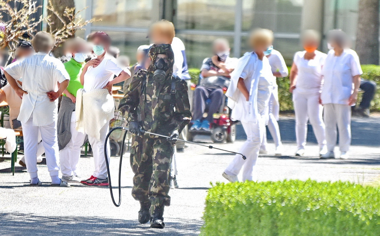Fertőtlenítést végző katona Hegyfaluban, az idősek otthonában