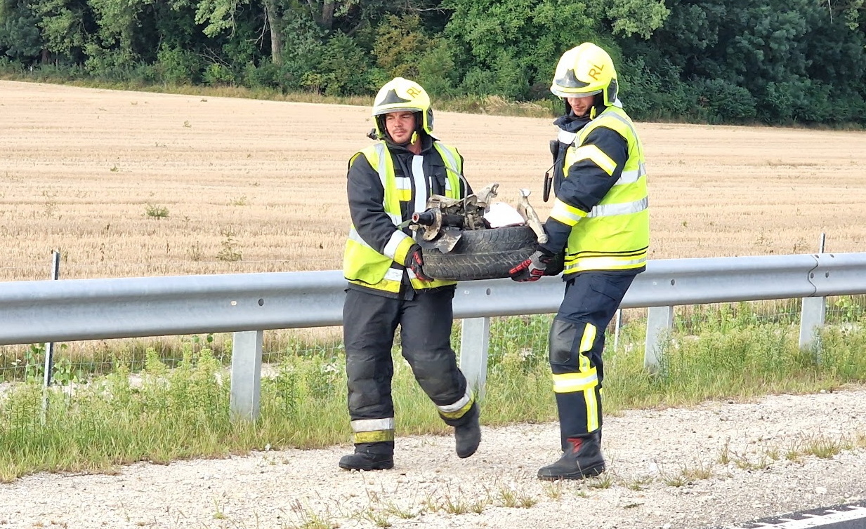 Ittas sofőr VW-je kapott defektet előzés közben az M86-os autóúton, Répcelaknál