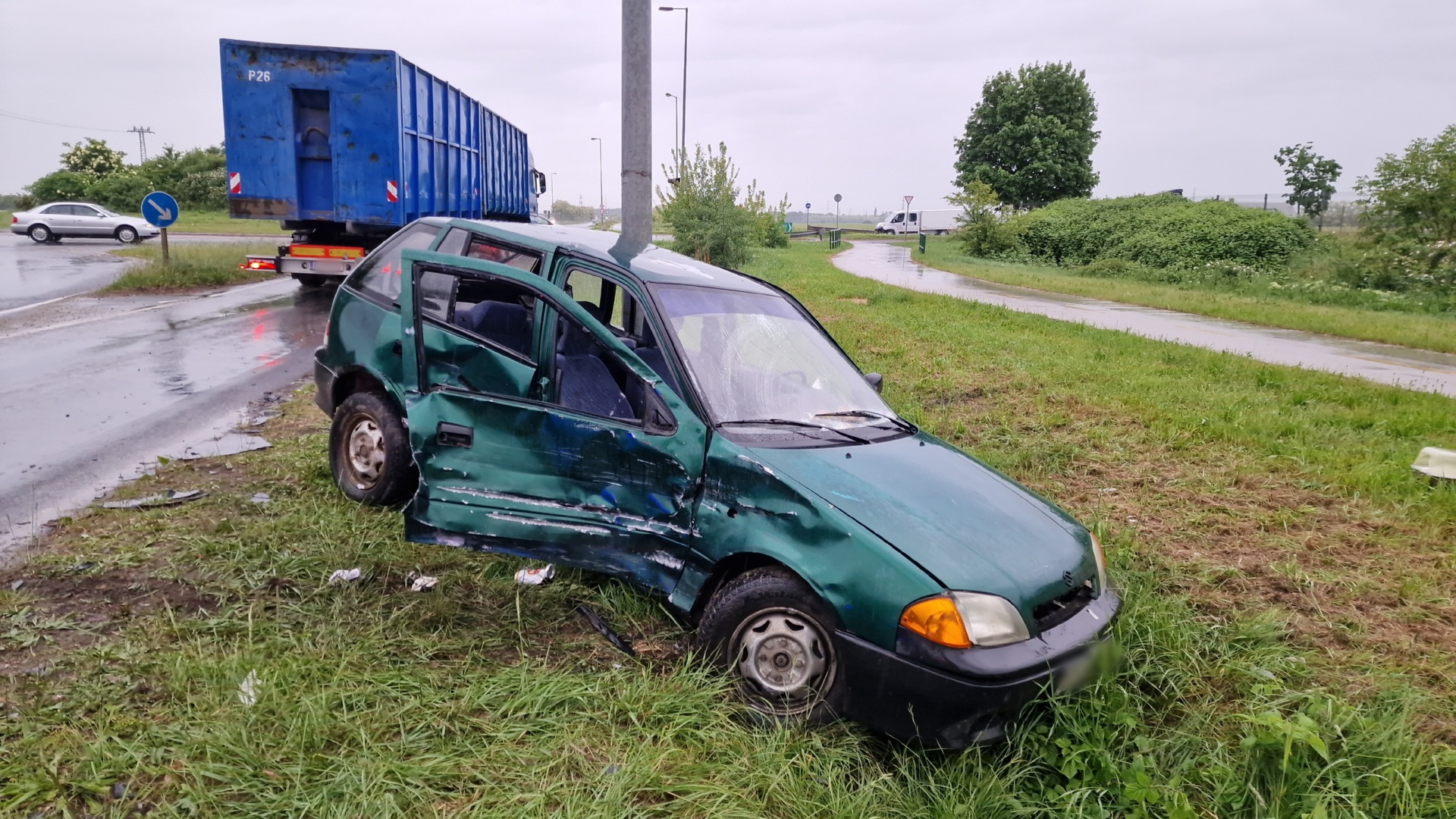 Körforgalomból kihajtó Suzuki sodródott kamionnak és lámpaoszlopnak Szombathelyen