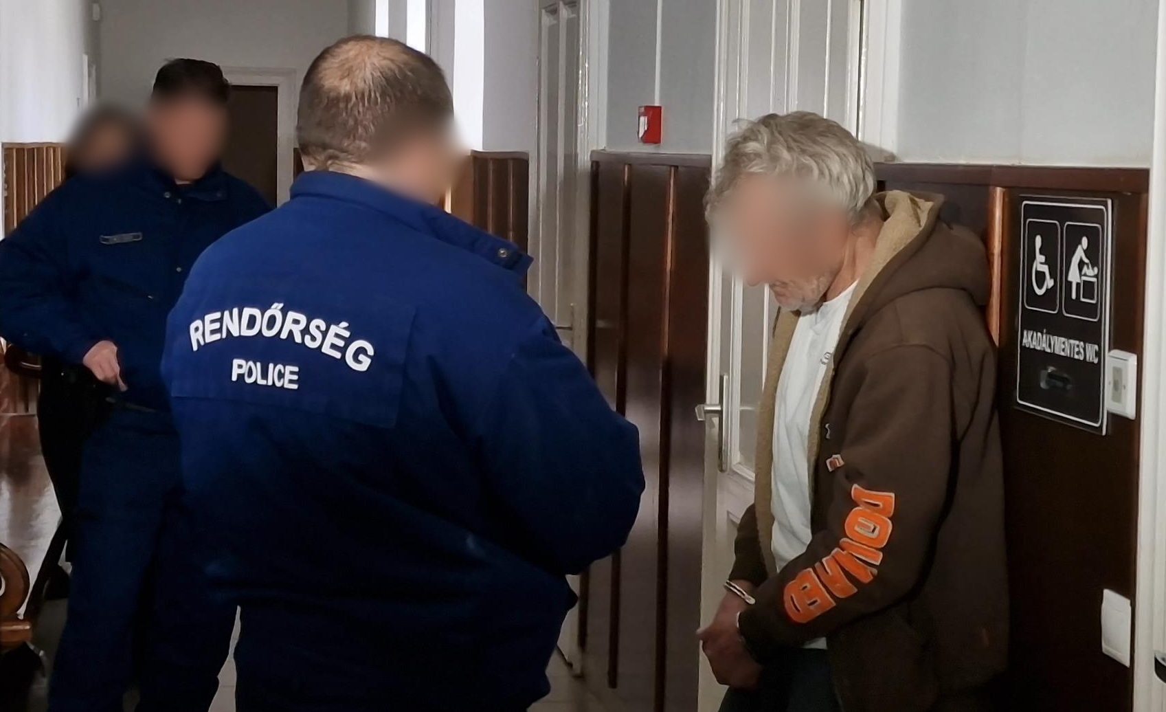 15 centiméteres pengehosszúságú késsel szúrhatta hátba az öccsét a gyanú szerint