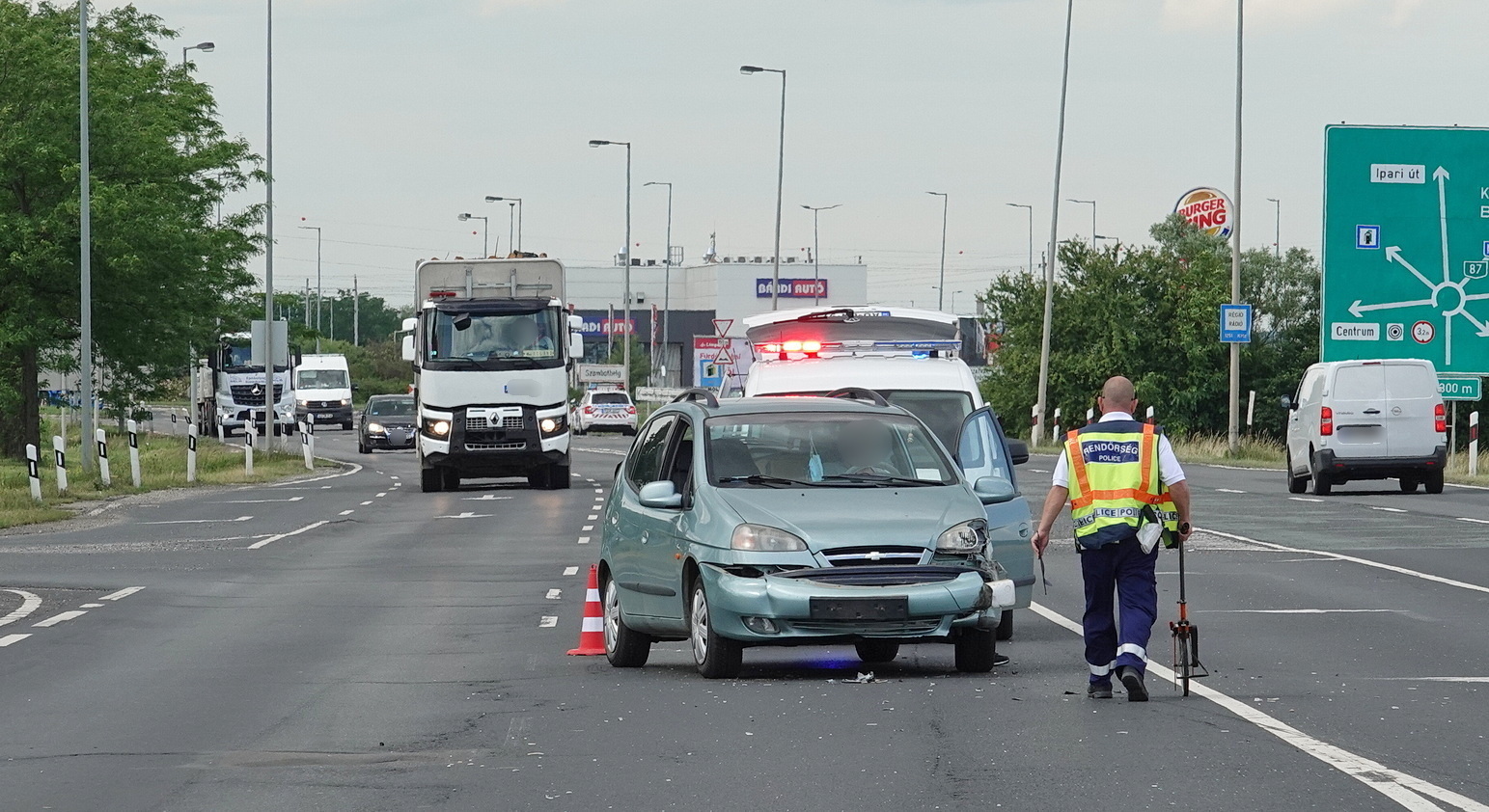 Kis sebességgel sorolt volna a belső sávba a 86-oson, Daciának ütközött egy Chevrolet Szombathely határában