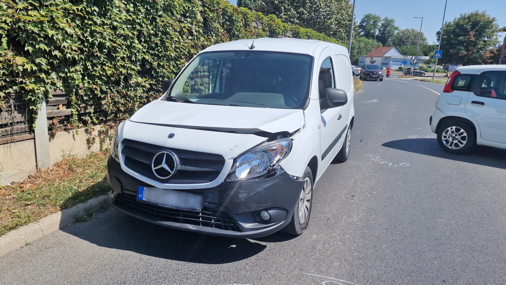 Érkező Subaru elé tolt egy Fiatot egy Mercedes Szombathelyen - megsérült a két vétlen sofőr